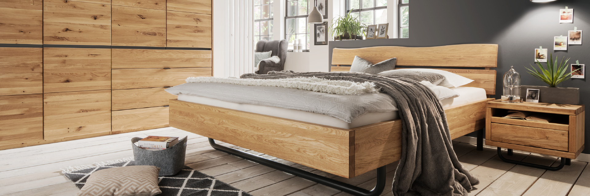 Bett aus Massivholz